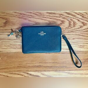 ⭐️2xHP⭐️Coach Dark Green Wristlet with Charms